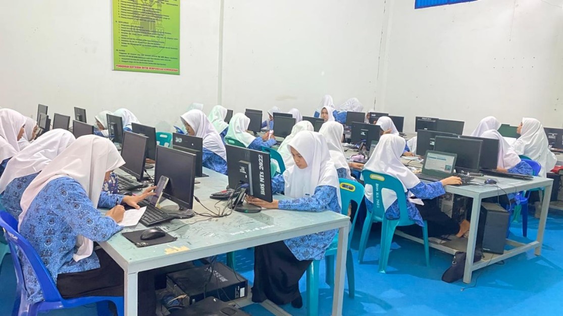 Mahasiswa FKIP Unimal Sukses Dampingi Pelaksanaan Eduversal Mathematics Competition (EMC) 2025 di MAS Ulumuddin Lhokseumawe