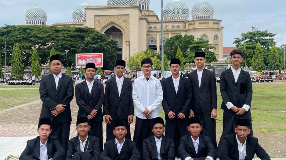 Santri Dayah Ulumuddin Jadi Petugas Upacara Hari Santri 2025 di Lapangan Hiraq Kota Lhokseumawe