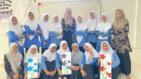 Mahasiswa PPL Terintegrasi KKN Unimal Ajak Siswa MA Ulumuddin Daur Ulang Sampah Jadi Pajangan Dinding