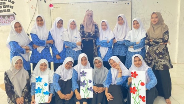 Mahasiswa PPL Terintegrasi KKN Unimal Ajak Siswa MA Ulumuddin Daur Ulang Sampah Jadi Pajangan Dinding